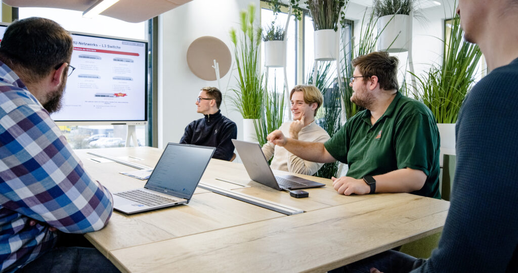 Besprechung im IT-Konferenzraum mit dem Team aus Osnabrück